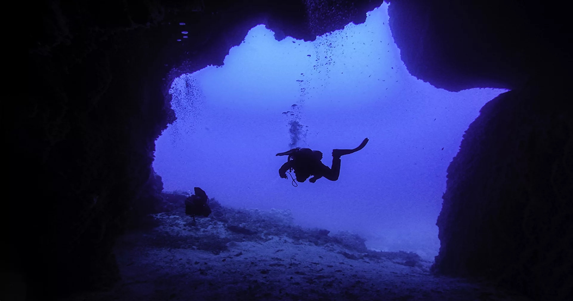 潜入乌斯蒂卡深渊：PADI 中心的深潜专业课程