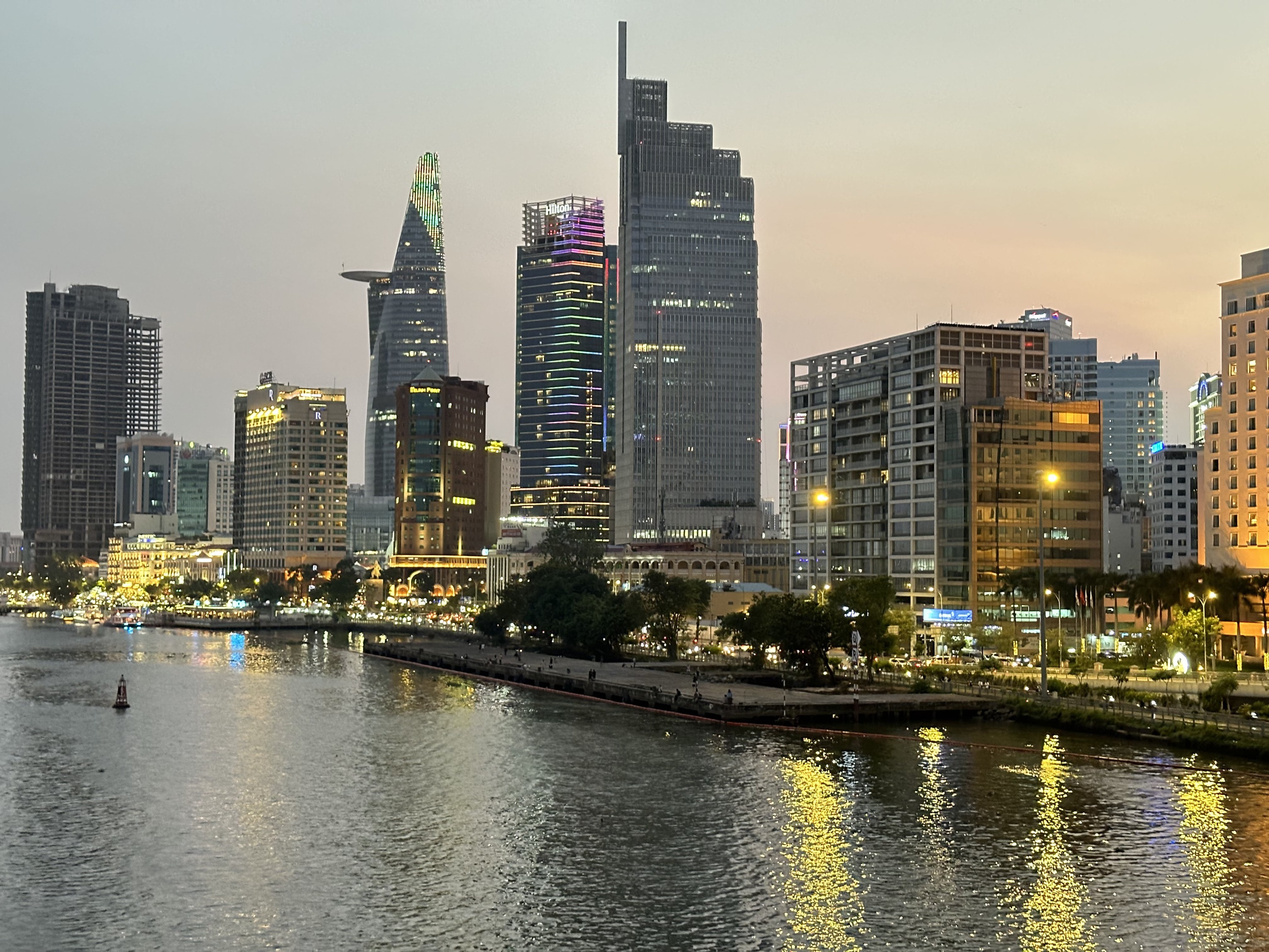 西贡现代夜生活徒步之旅