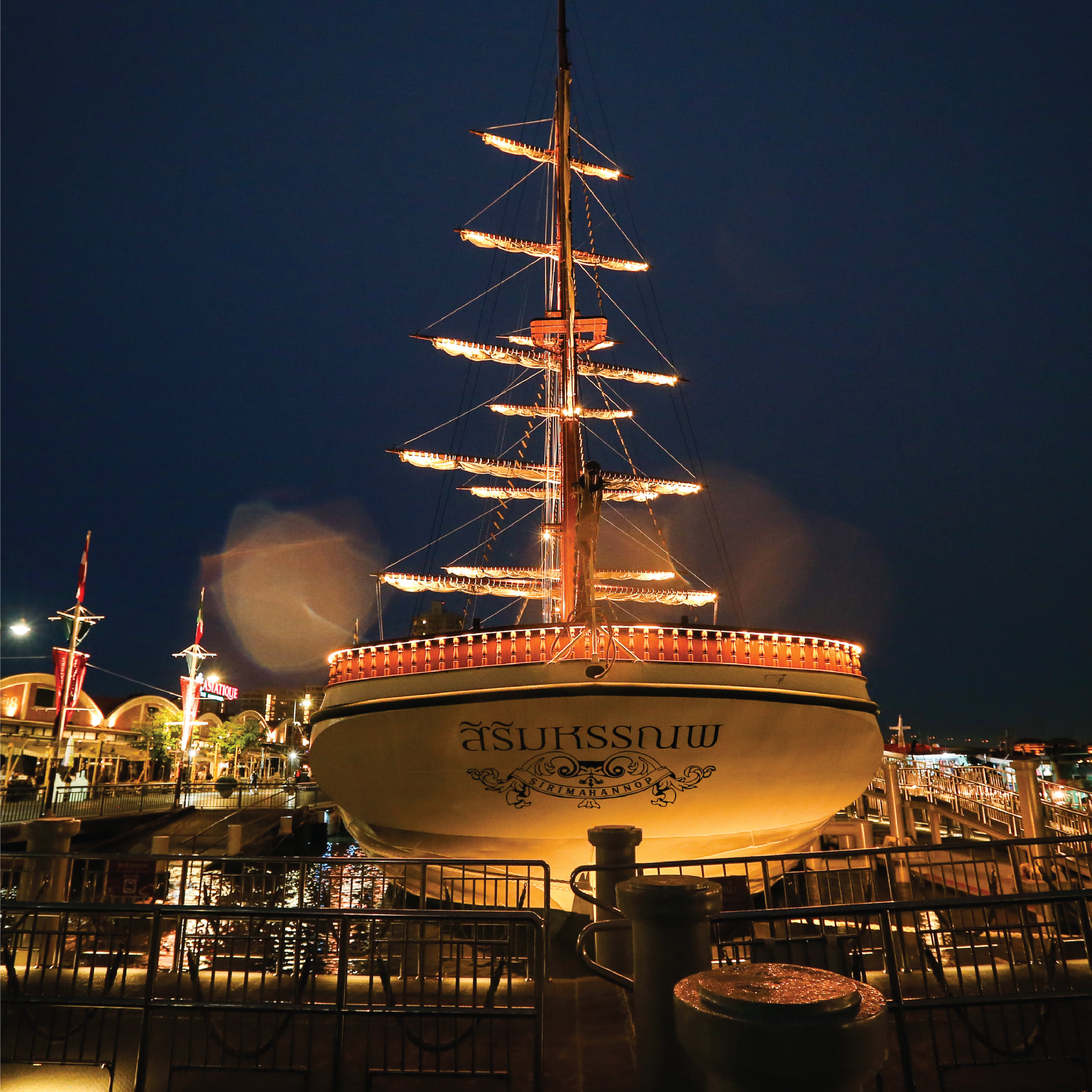 曼谷河滨夜市复古帆船餐厅Sirimahannop