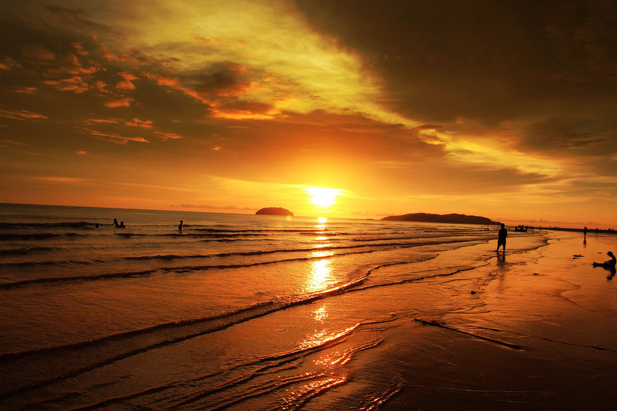 丹绒亚路海滩半日游（含水上活动＆日落晚餐）