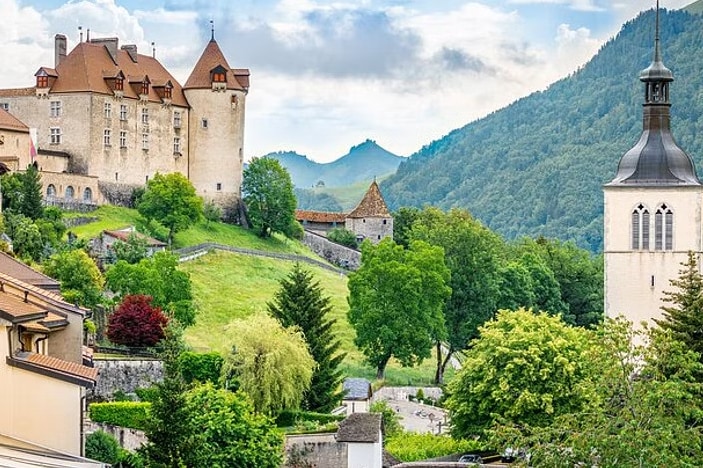 格吕耶尔中世纪小镇 & 奶酪工厂 & Maison Cailler巧克力工厂之旅