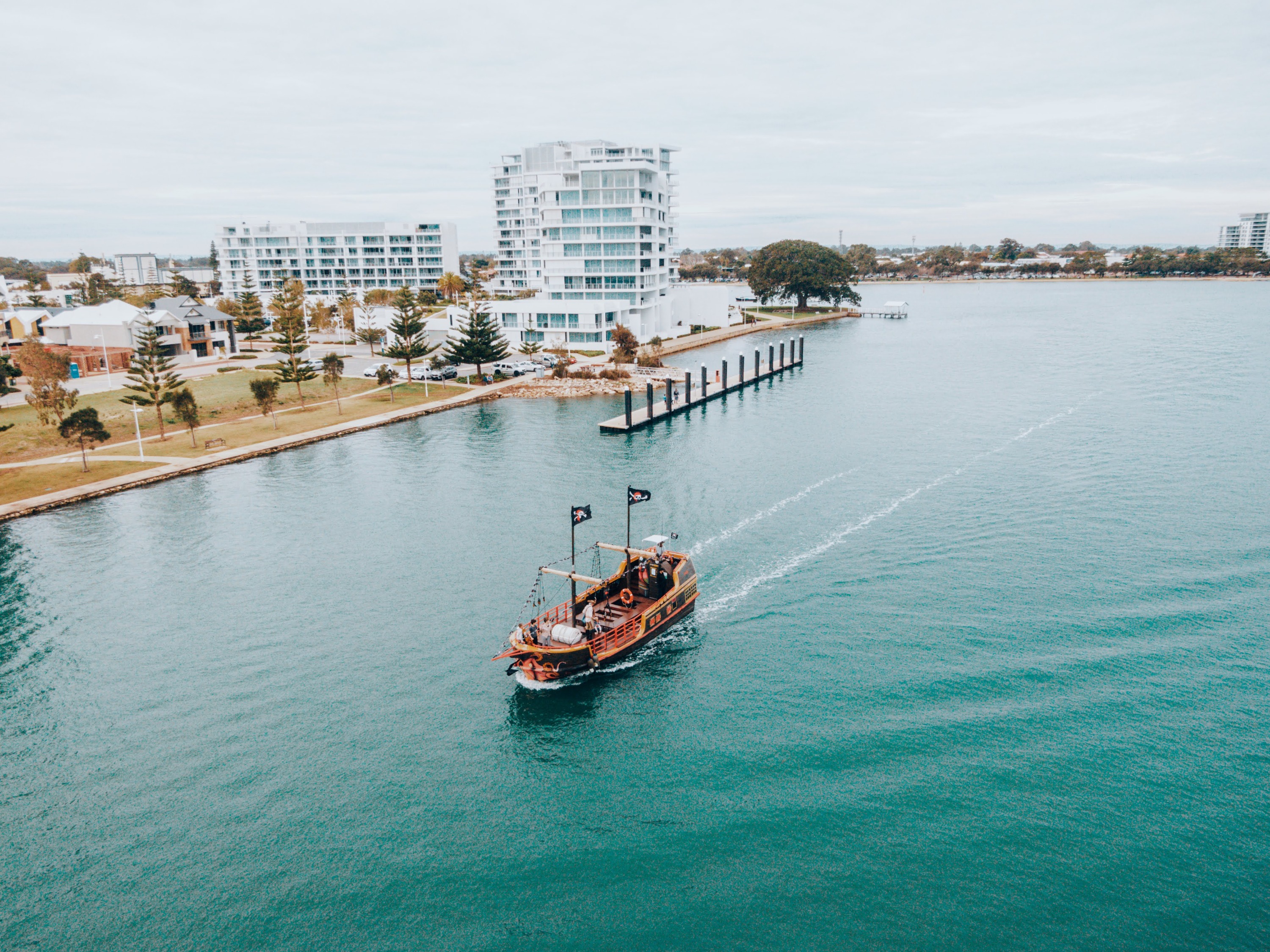 曼哲拉海盗船巡游之旅