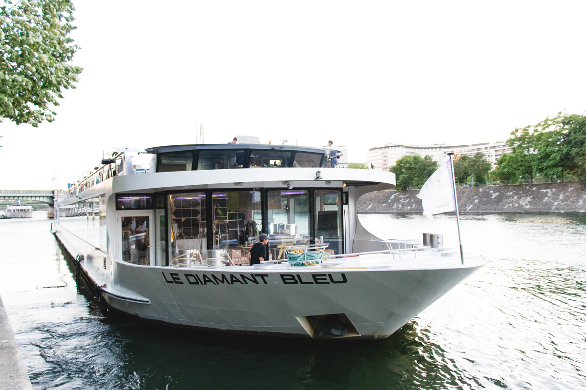 巴黎塞纳河美食晚餐游船巡航 & 现场音乐表演