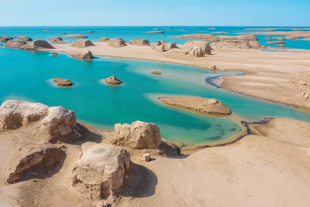 不止于西北|青甘丝路环线8日游（察尔汗盐湖+黑独山+东台吉乃尔湖+水上雅丹+大柴旦翡翠湖+莫高窟+鸣沙山月牙泉+嘉峪关关城+七彩丹霞）