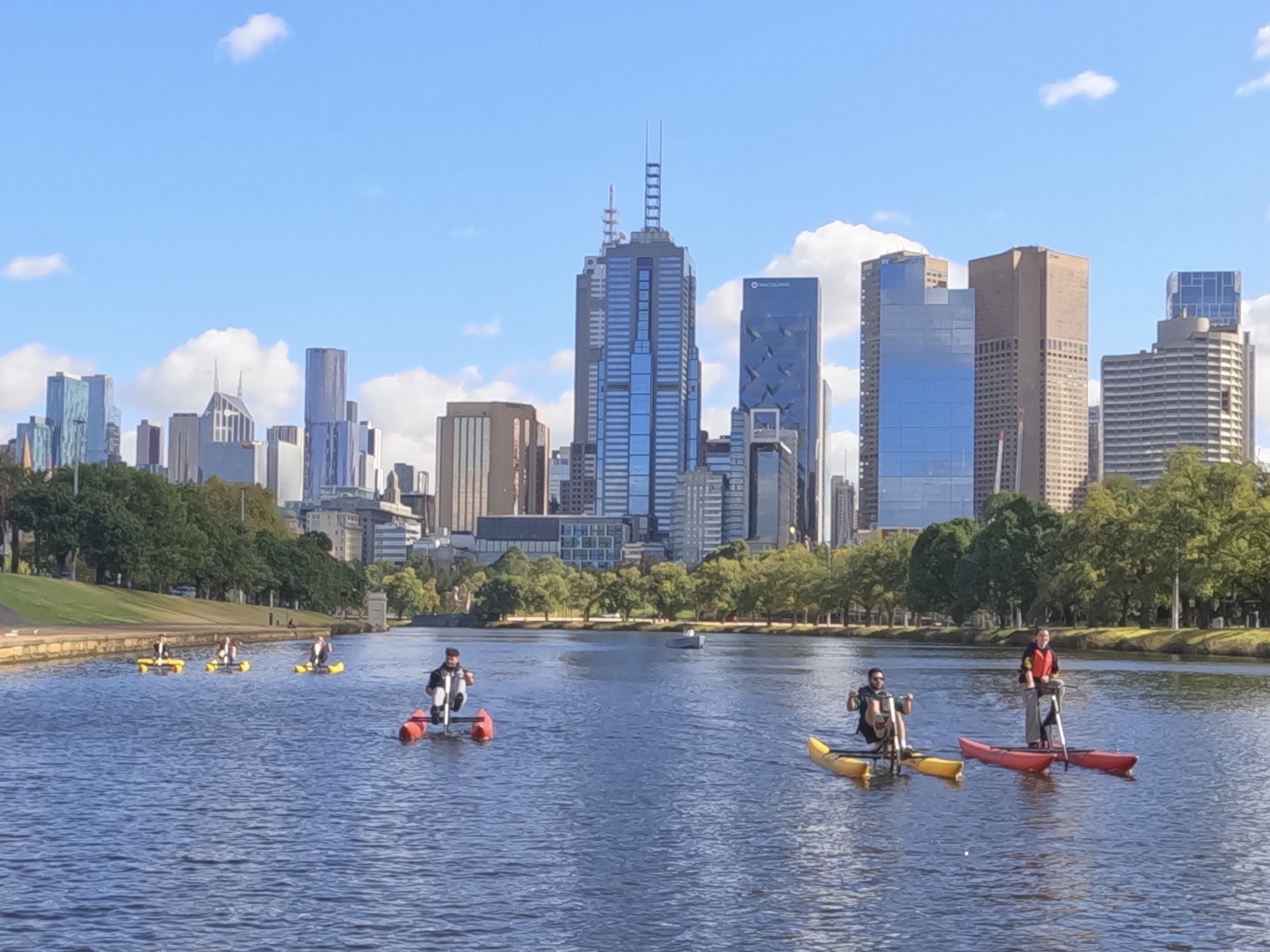 墨尔本亚拉河水上自行车体验