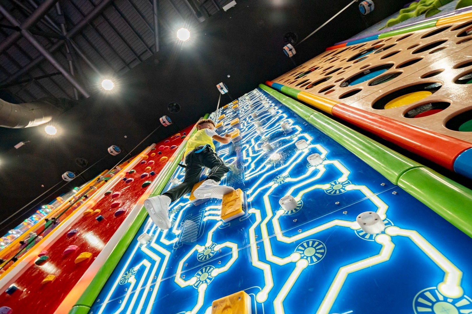 迪拜购物中心“极限电车”（Trampo Extreme）