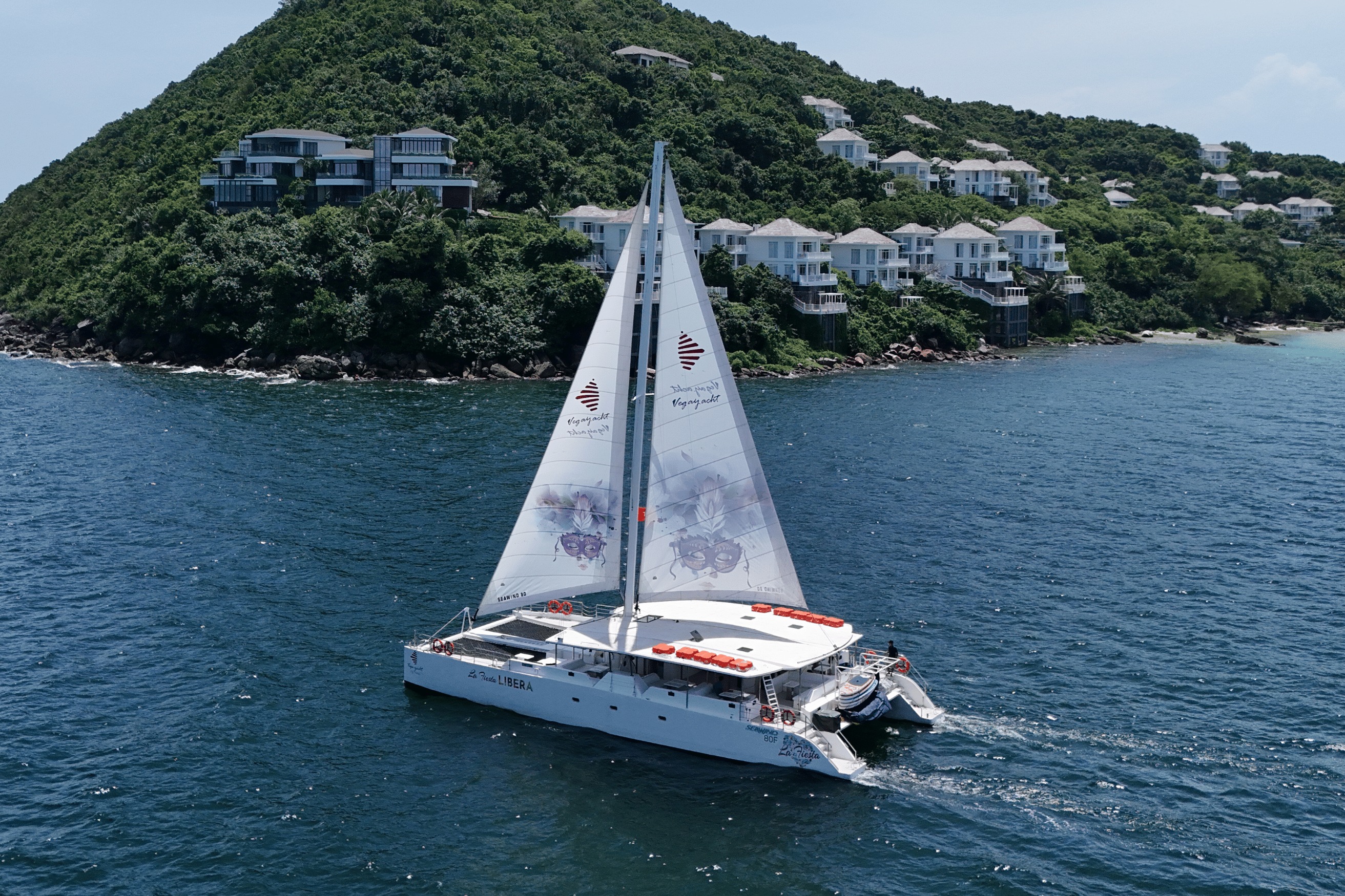 芽庄日落豪华游艇之旅（含BBQ晚餐派对）