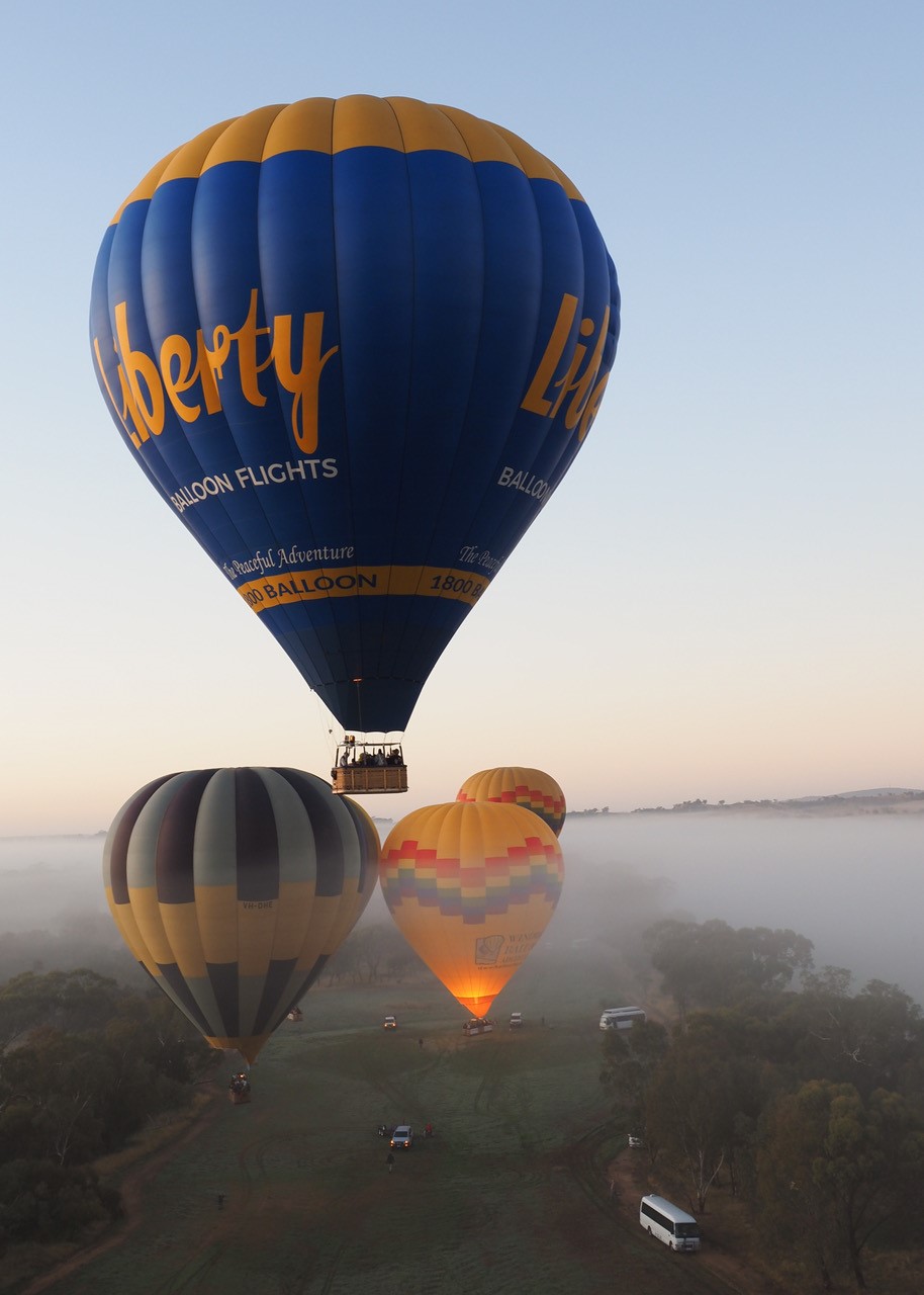 伯斯雅芳谷热气球飞行体验（含早餐）
