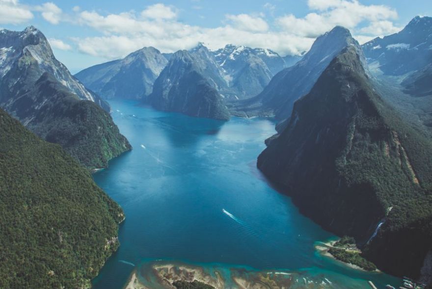 米尔福德峡湾＆冰川直升机之旅（Over The Top Helicopters 提供）