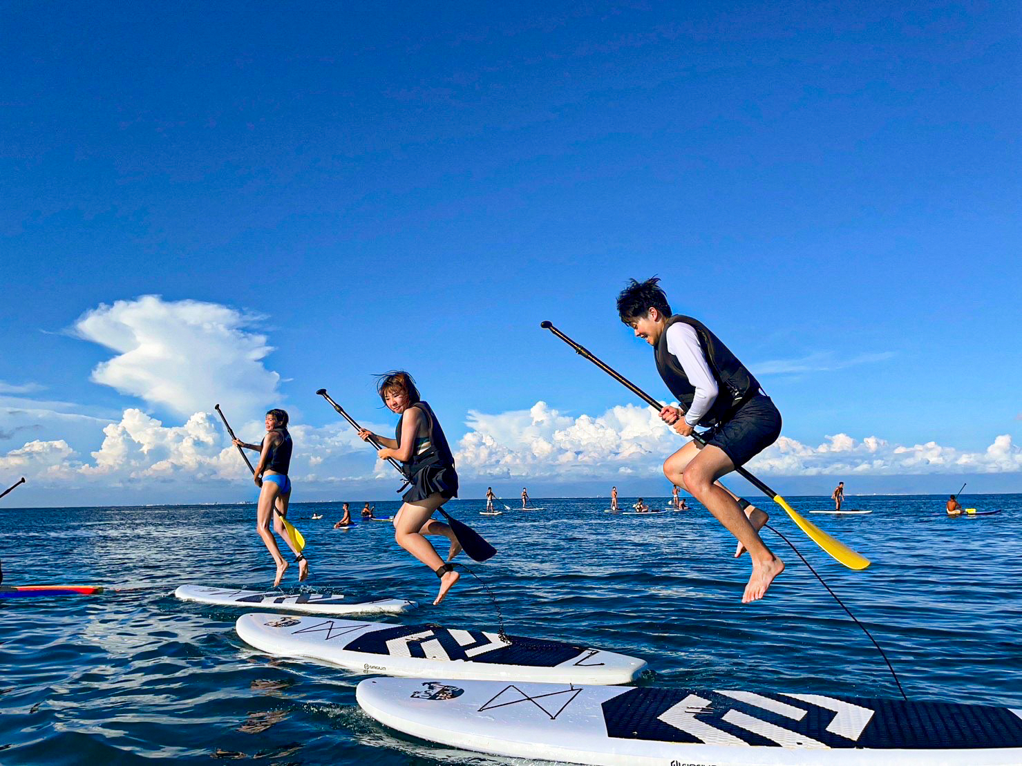 屏东: 小琉球Fun琉小岛水上俱乐部・SUP立桨・独木舟・透明独木舟体验