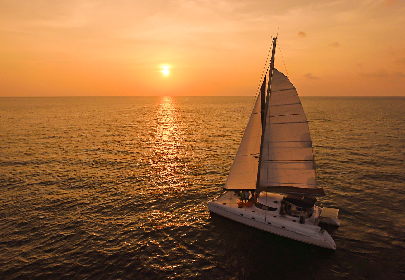 普吉岛雅努伊岬双体船日落景观 & 晚餐体验（We Love Andaman提供）