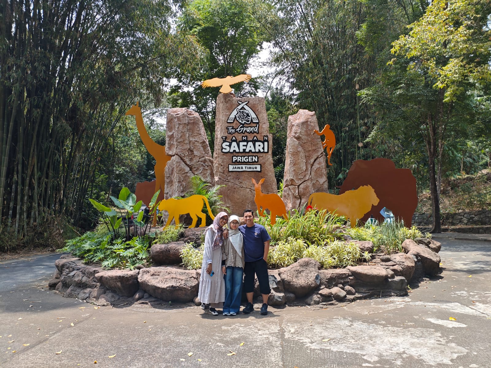 Taman Safari野生动物园 & Putuk Truno瀑布私人游