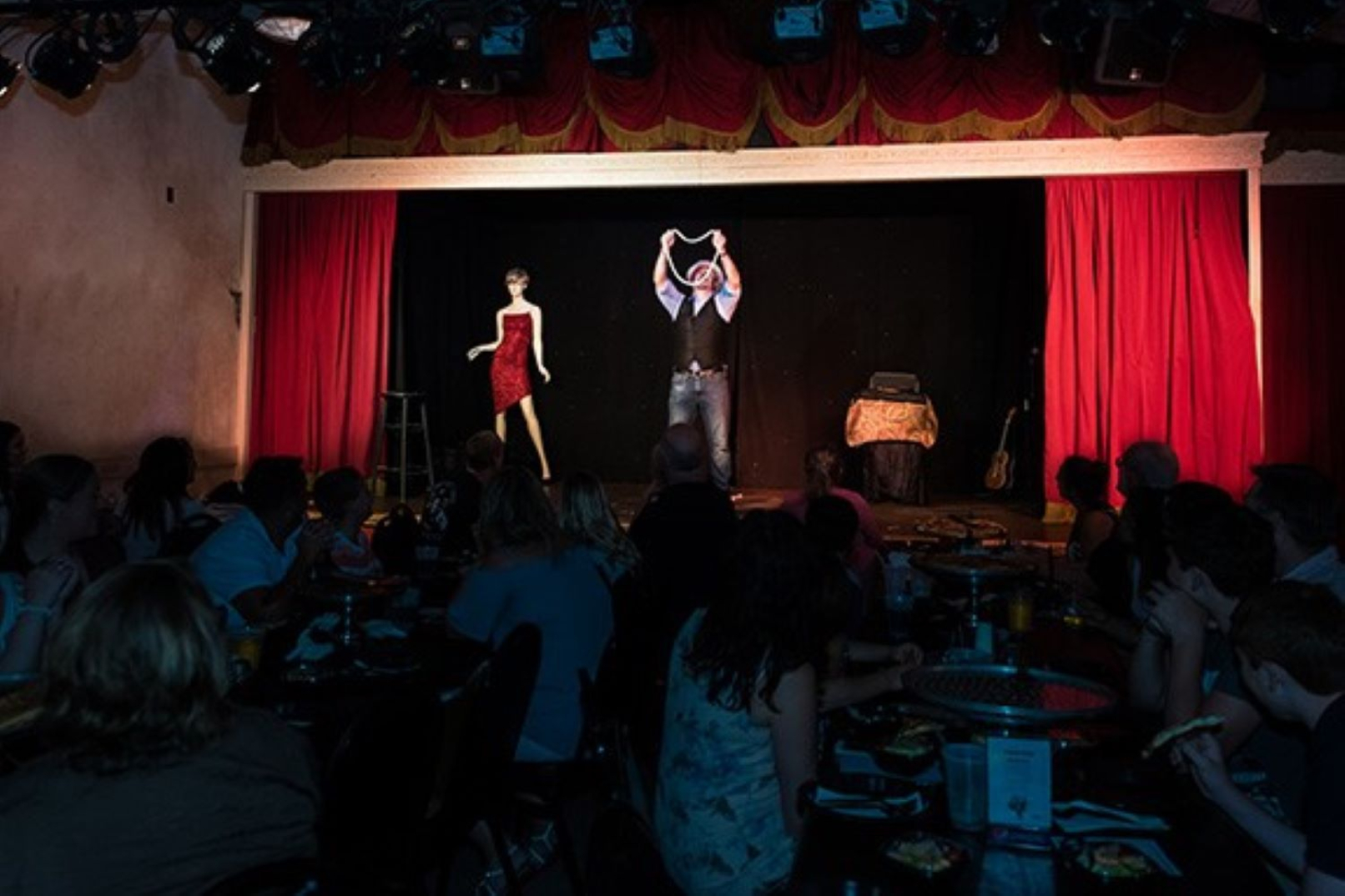 奥兰多 Outta Control 魔术喜剧晚餐秀门票