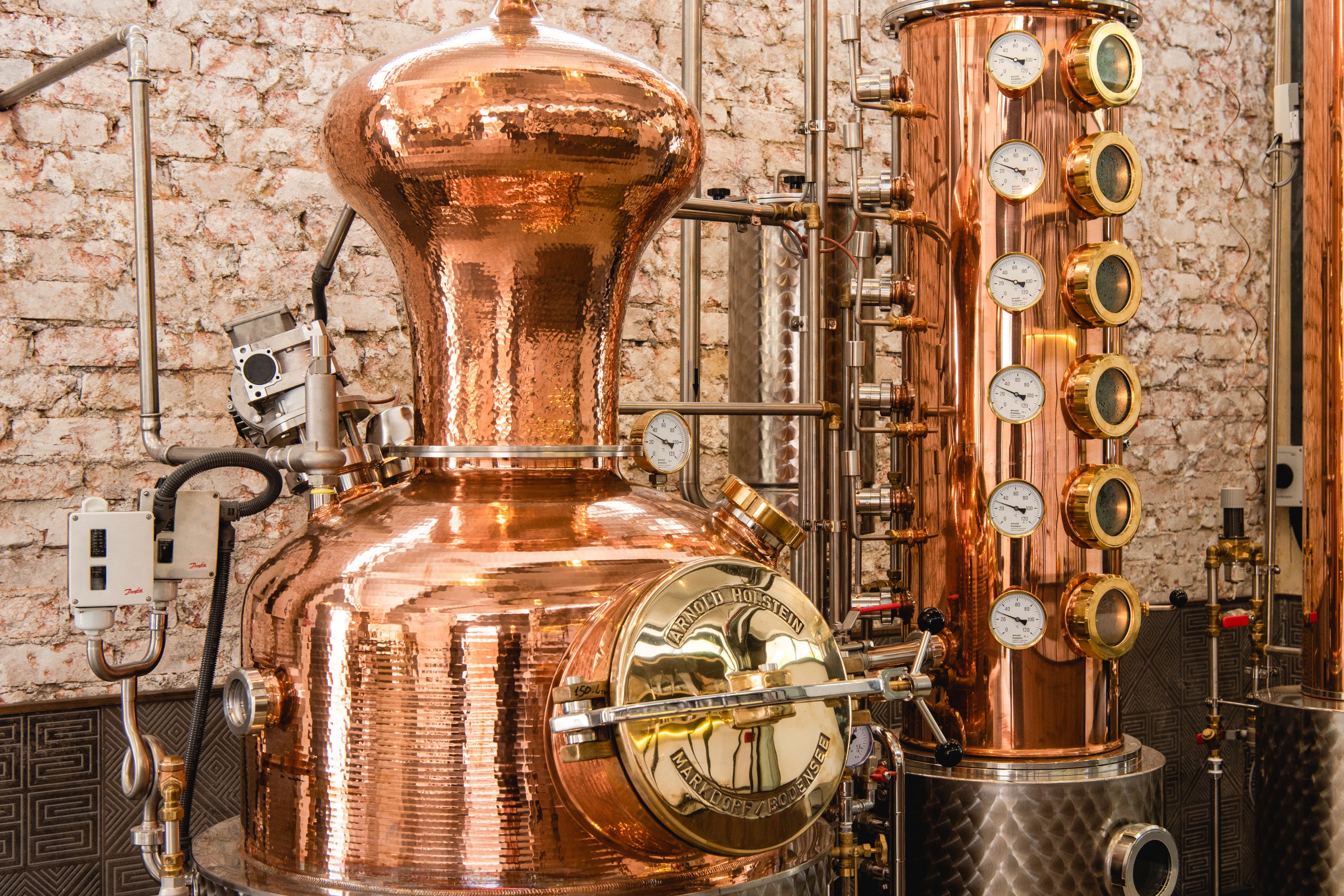 新加坡铜狮毡酒厂游览（包酒品试喝 & 新加坡司令调酒大师课程）