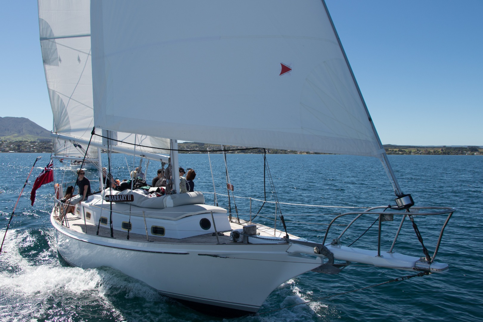 毛利岩壁石刻生态帆船之旅