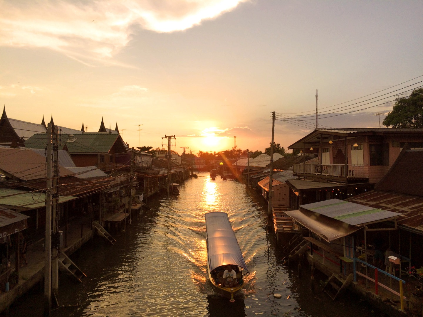 安帕瓦水上市场＆美功铁道市场一日游（AK Travel 提供）