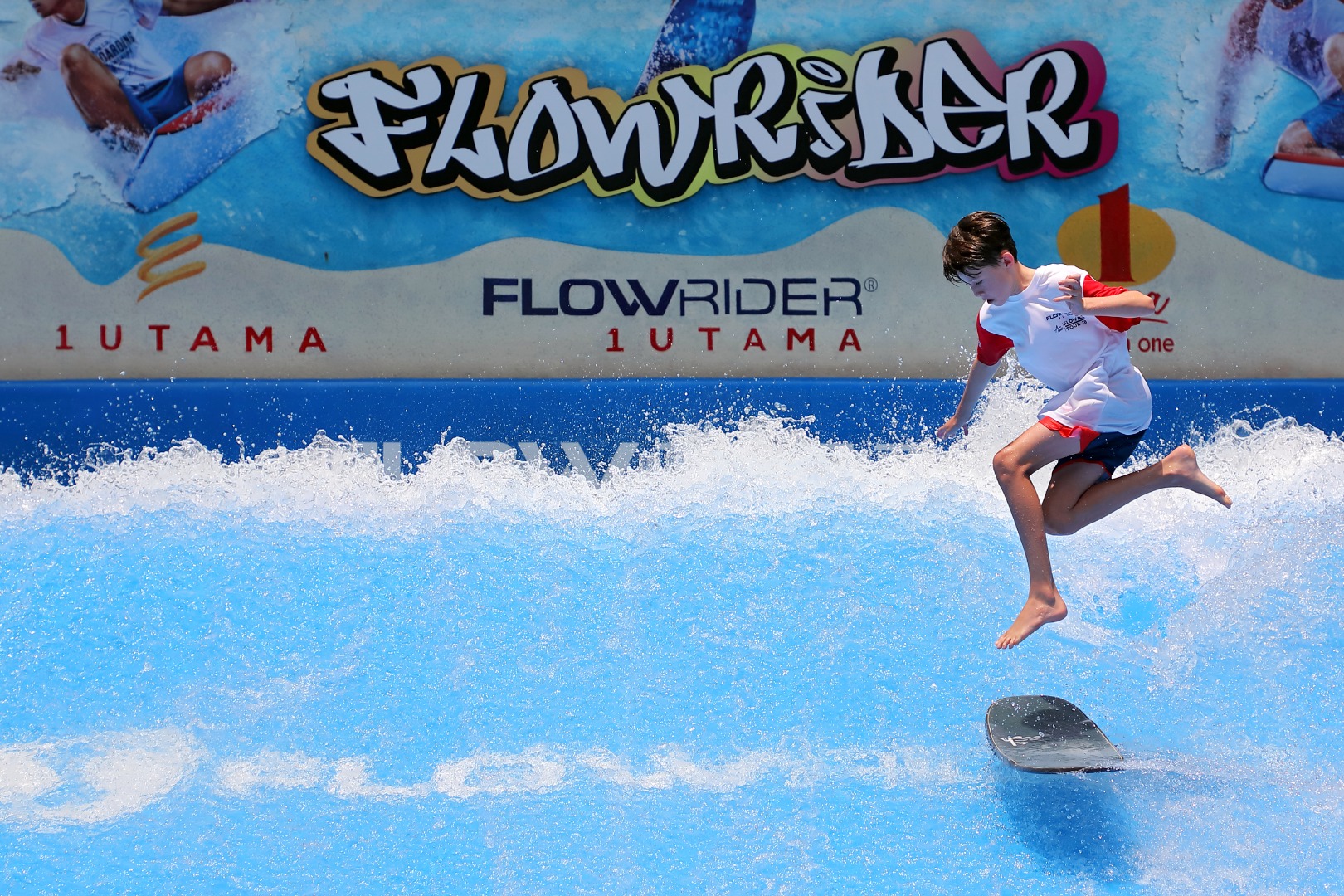 吉隆坡万达广场 FlowRider® 冲浪体验