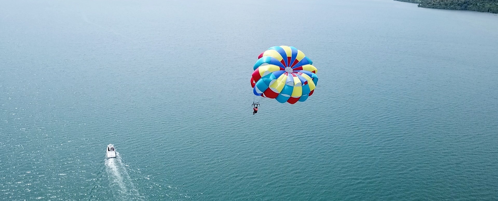 巴拉望科隆岛水上拖曳伞体验