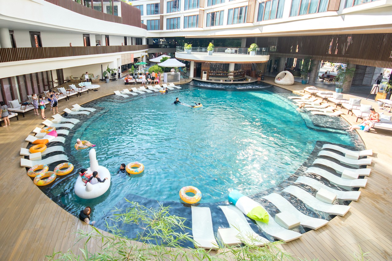 长滩岛 Station X 泳池酒吧＆室内休闲娱乐体验